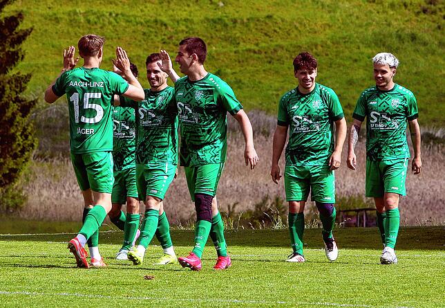 Bild 3: Der TSV Aach-Linz kantert Spfr Owingen-Billafingen 7:0 nieder. Wir waren mit der Kamera dabei.