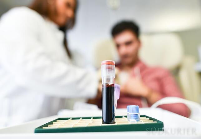 Krebs-Immuntherapie Eine Blutprobe im Nationalen Centrum für Tumorerkrankungen (NCT) Heidelberg.