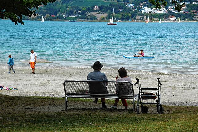 Im Strandbad Dingelsdorf genießt dieses Paar die zunehmende Ruhe.