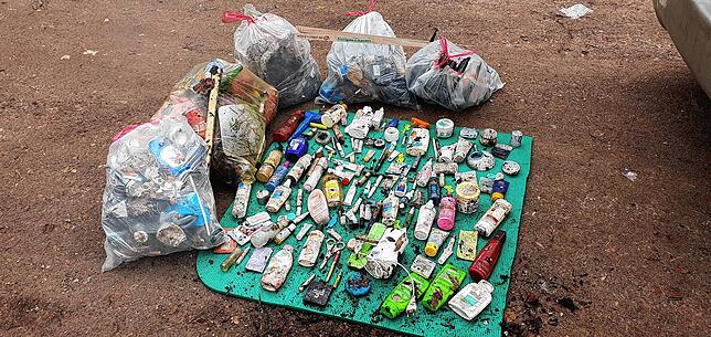 Unzählige Kosmetik- und Hygieneartikel wurden auf dem Parkplatz bei Riedern am Sand gefunden.