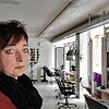 Traurig steht Friseurmeisterin Barbara Martin aus Murg in ihrem Friseursalon. Sie macht auf die schwierige Situation ihrer Branche ...