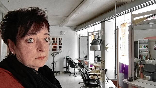 Traurig steht Friseurmeisterin Barbara Martin aus Murg in ihrem Friseursalon. Sie macht auf die schwierige Situation ihrer Branche ...
