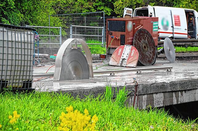 Die Säge blieb wiederholt stecken. Ein Problem war laut Regierungspräsidium, dass es keine Pläne der Brücke gibt und somit nicht klar ...