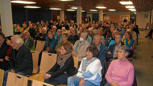 Rund 100 Interessierte kamen zur Bürgeranhörung zum Thema Adler-Areal. Etliche wollten aber keine Anregungen zum Planentwurf machen, ...