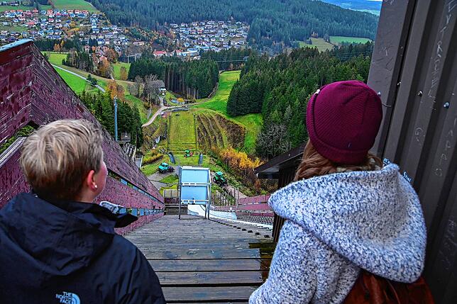 Die Aussicht vom Schanzenturm ist nichts für Menschen mit Höhenangst. Wem es hoch oben schnell schwindelig wird, kann den virtuellen ...