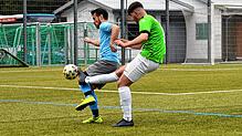 Der Furtwanger Anto Tavic (rechts) im Duell mit dem Tennenbronner Ramon Haas. Tavic erzielte das 2:0 für die Bregtäler.