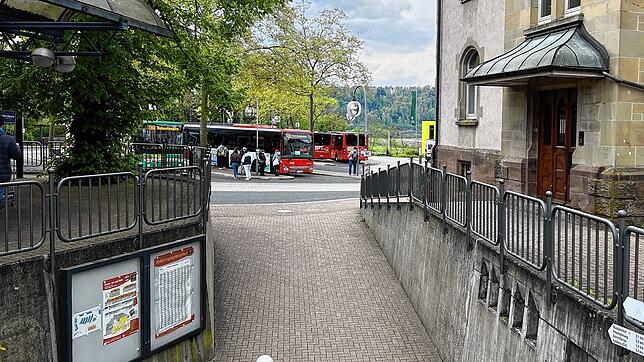 Der Busbahnhof in Waldshut. In diesem Bereich soll es in der Nacht zum Dienstag eine Keilerei gegeben haben, bei der vier Beteiligte ...