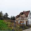 Dieses offensichtlich einsturzgefährdete Gebäude, welches mittels Zaun vor unbefugtem Zutritt gesichert in der Mühlinger Hombühlstraße ...