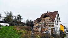 Dieses offensichtlich einsturzgefährdete Gebäude, welches mittels Zaun vor unbefugtem Zutritt gesichert in der Mühlinger Hombühlstraße ...