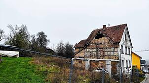 Dieses offensichtlich einsturzgefährdete Gebäude, welches mittels Zaun vor unbefugtem Zutritt gesichert in der Mühlinger Hombühlstraße ...