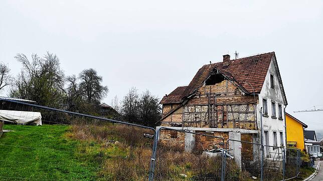 Dieses offensichtlich einsturzgefährdete Gebäude, welches mittels Zaun vor unbefugtem Zutritt gesichert in der Mühlinger Hombühlstraße ...