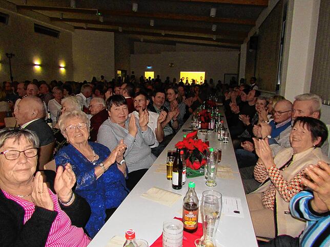 Das Publikum zeigt beim Konzertabend große Begeisterung.