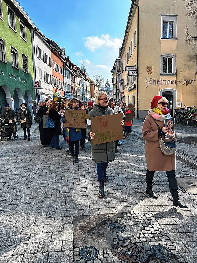 Bild 9: Frauen kämpfen für die Demokratie