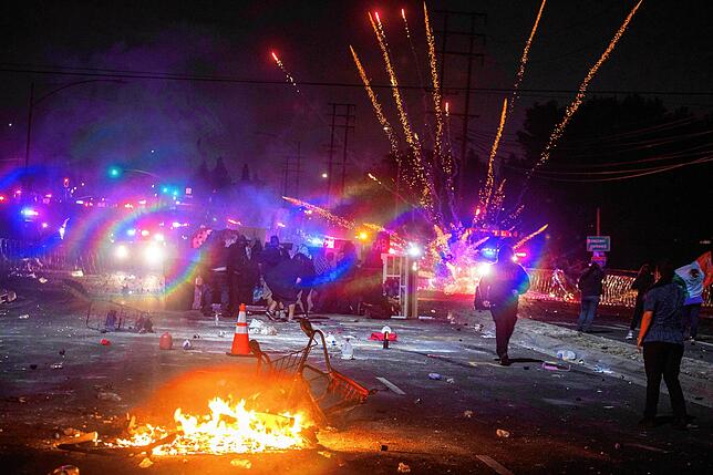 Die Sicherheitskräfte stießen auf wütende Menschenmengen. Manche Demonstranten bewarfen die Sicherheitskräfte unter anderem mit Steinen. ...