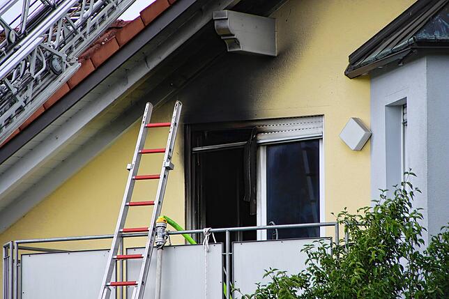 Oberhalb der Balkontüre hat das Feuer deutliche Rußspuren hinterlassen.