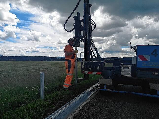 Neue Leitplanken für die B 27: Capo Dejan Laslo vom Straßenerhaltungsservice Süd-Planken rammt mit einer Maschine Träger in den Boden.