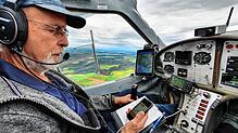 Pilot Gerhard Plessing lässt sich von Achim Mende und Heiko Grebing bei der Jagd nach dem Ballon navigieren. Dabei kommt den Akteuren ...