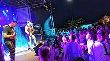 Der Samstagabend gehört dem Partyvolk. Hier an der Hauptbühne am Landungsplatz. Doch auch tagsüber waren schon Bands zu hören.
