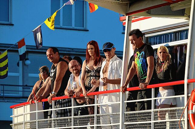 So kreativ wie auf dem Torture Ship waren die Outfits auf dem Swingerschiff nicht.