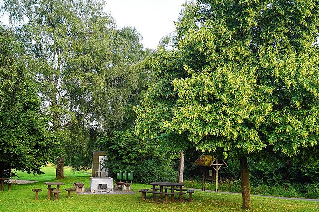 Der idyllisch am Waldrand gelegene Grillplatz bietet Stettener Bürgern und Gästen die Möglichkeit, in fröhlicher Runde zusammenzukommen.