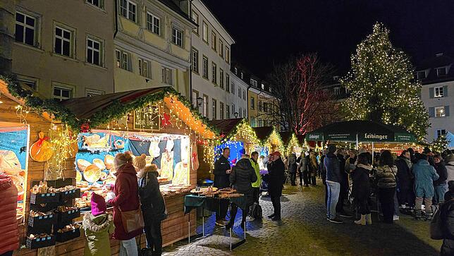 (Archivbild) Bereits am ersten Tag herrschte 2024 großer Andrang auf dem Überlinger Weihnachtsmarkt.