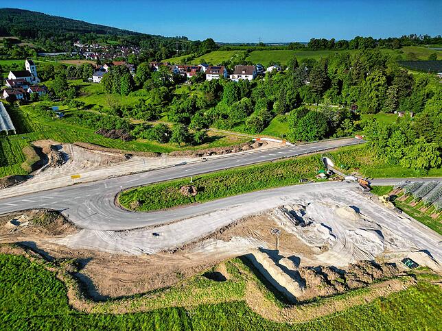Bild 4: Drohnenflug über Riedheim: So sieht die gesperrte Müllstraße K7742 aus der Vogelperspektive aus