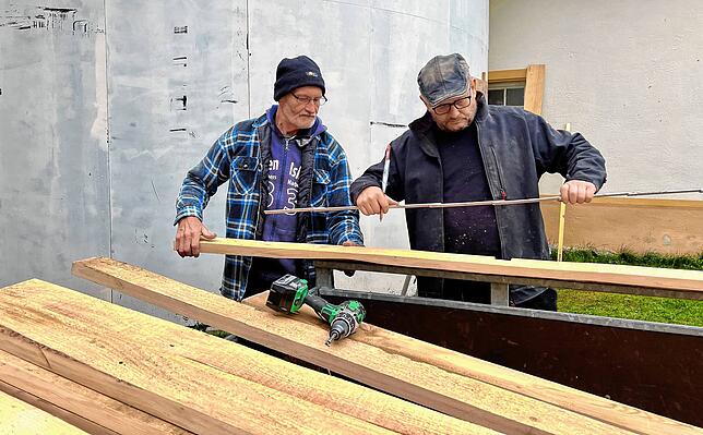 Friedrich Werner (links) und Hubert Rombach sind mit Tatkraft und Knowhow nicht nur beim Kulissenbau engagiert. Beide spielen im ...