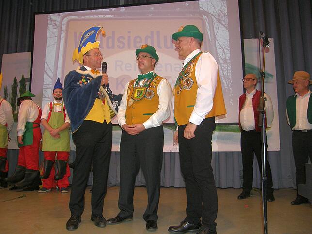 Grundel-Präsident Berndt Wagner (links) gratulierte persönlich dem Pfaffenmooser Präsidenten Marc Schmidt-Ströbele und seinem Vize ...