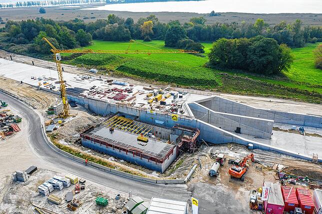 Das Betriebsgebäude an der westlichen Tunnelpforte ist fast vollständig betoniert.