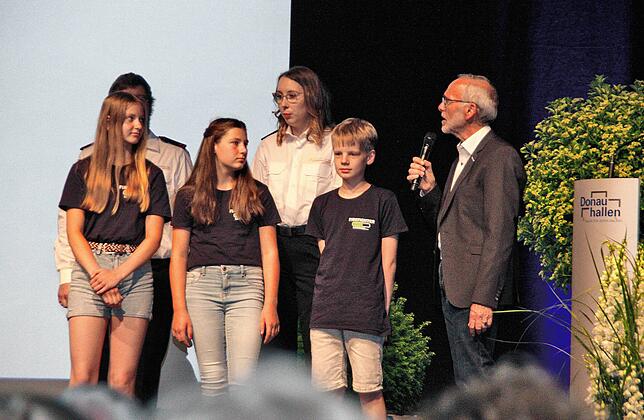 Kleinster Ortsteil mit großem Auftritt: Ortsvorsteher Reinhard Merkle (rechts) kommt mit einer Abordnung der Jugendfeuerwehr Heidenhofen ...