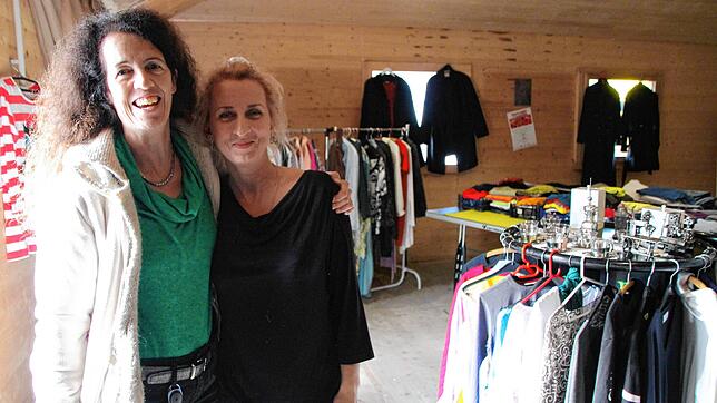 Im Bild ist die ehrenamtliche Helferin Karin Stamm (links) mit einer der Geflüchteten im Holzhäuschen der Firma LOG Stühlingen.