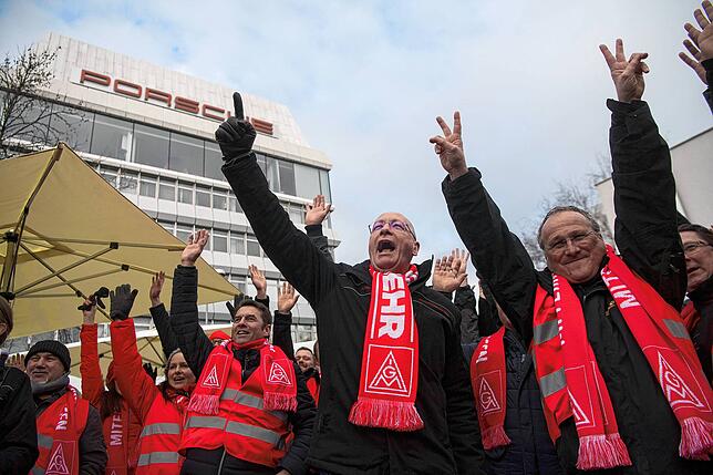 Uwe Hück (Zweiter von rechts) im Februar 2018 während eines Warnstreiks vor dem Porsche-Stammwerk im Stuttgart. Damals war er ...