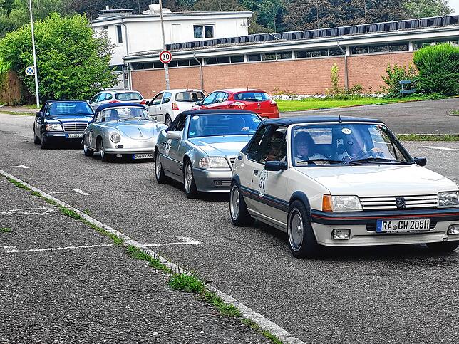 Vertraute Karossen vergangener Tage, die sich auch heute noch auf der Straße sehen lassen können.