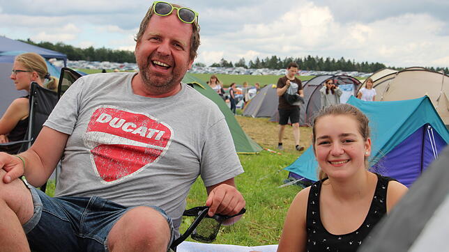 Sind gemeinsam auf den Campingplätzen der Festivals unterwegs: Andreas Scheffold und seine Tochter Jule.