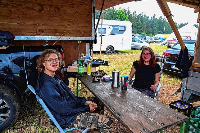 Sind mit dem selbst umgebauten Carpentermobil unterwegs. Mo Würfele und Sam Jung aus Dornstetten.