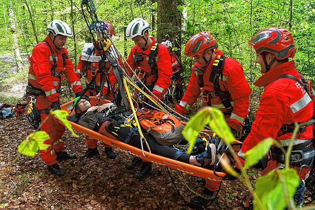 Ganz entspannt liegt Verletztendarstellerin Paulina Kukofka in der Schleifkorbtrage. „Es war bequem“, wird sie danach sagen.