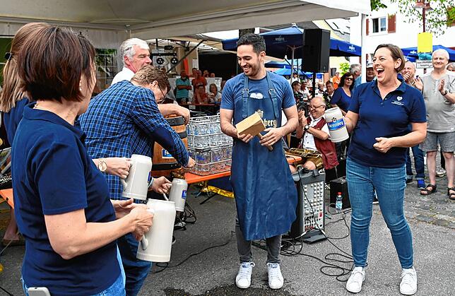 Bild 7: Bilder vom Fassanstich und ein Hafenfest-Rundgang mit dem neuen Bürgermeister Christoph Stolz