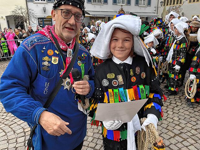 Bild 23: Große und kleine Hänsele ließen die Karbatschen in Überlingen knallen