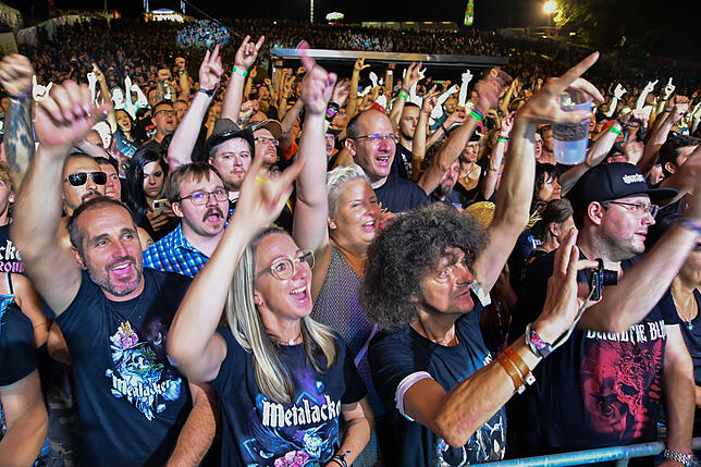 Top-Stimmung 2024 auf dem Tennenbronner Metalacker. Das am Hang gelegene Gelände ist perfekt für ein Konzert – fast wie ein natürliches ...