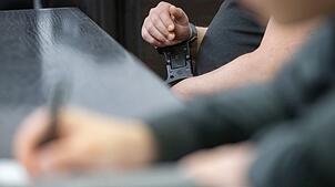 Weil sie dutzende Bombendrohungen verschickt haben sollen, stehen zwei junge Männer in Stuttgart vor Gericht.