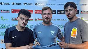 Doppelwechsel: Trainer Sascha Samardzic (Mitte) freut sich über die beiden Neuzugängen Karim Nahia (links) und Youssef Saidj, die vom ...
