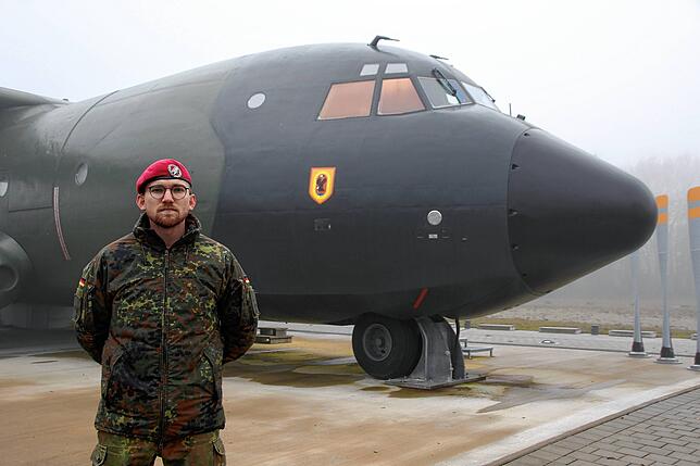 Oberleutnant Bauer vor einer Transall C 160. Das Transportflugzeug kann bis zu 64 Springer befördern – in der Staufer-Kaserne ...