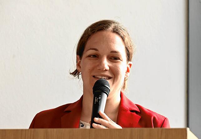 Corinna Götz von Reschl Stadtentwicklung stellt die Ergebnisse einer Bürgerbefragung in Hohenfels vor.