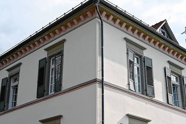 Fensterläden und sogar Scheiben sind am Rathaus in Ludwigshafen kaputt.