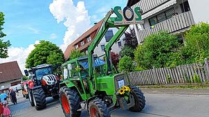Bild : Großer Festumzug am Gmeindshus Oberlauchringen
