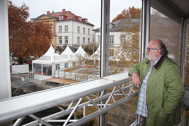 Reinhard A. Weigelt, hier im Obergeschoss der Lounge auf der Baresel-Plattform, freut sich, dass die Gäste von hier einen ganz neuen ...
