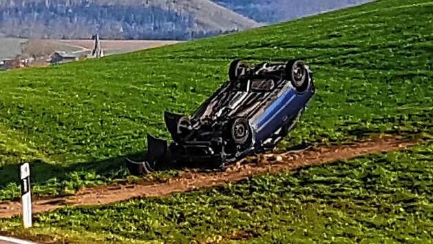 Das Auto ist am Donnerstag, 9. April, zwischen Riedöschingen und Kommingen von der Straße abgekommen. der unter Alkoholeinfluss stehende ...