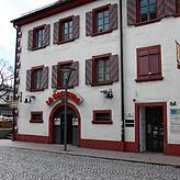 Das Gebäude liegt am südlichen Ende der Färberstraße.