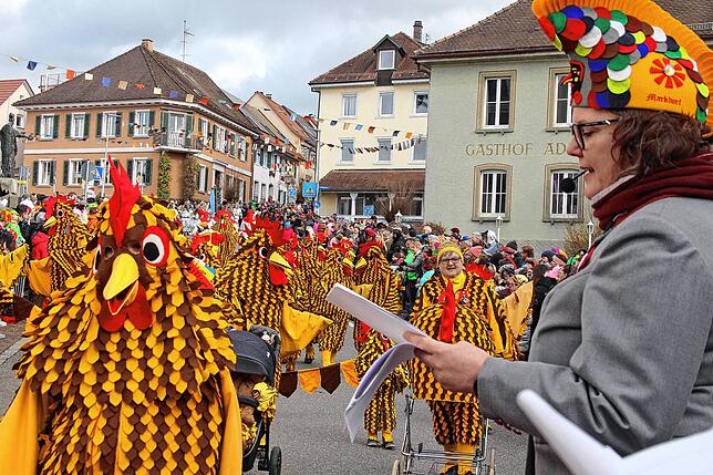Seegockel, Grendl, Kobold, Hex und Co: Zunftmeisterin Birgit Beck begrüßt die zahlreichen Hästräger der Narrenzunft Friedrichshafen, die ...