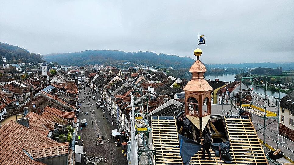 Hoch über der Kaiserstraße thront das Waldshuter Männchen am Edelstahl-Fähnchen.